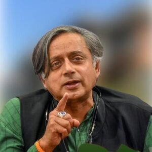 मोदी सरकार की तारीफ और कांग्रेस बैठकों से दूरी पर घिरे शशि थरूर, लोकसभा में भी दिखी तकरार​